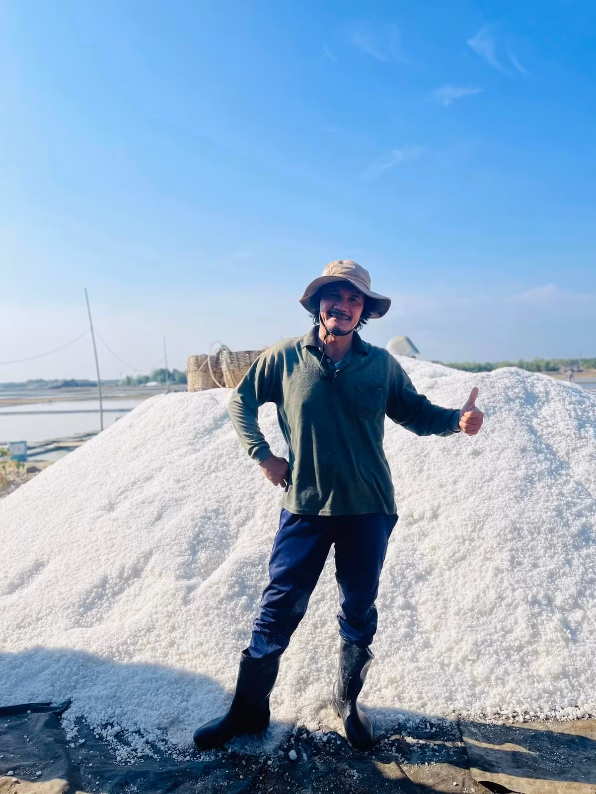 NSUT cuoi hoc tro kem 22 tuoi, ngoai 60 van miet mai lo com ao-Hinh-2