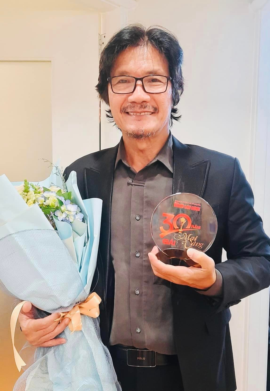 NSUT cuoi hoc tro kem 22 tuoi, ngoai 60 van miet mai lo com ao