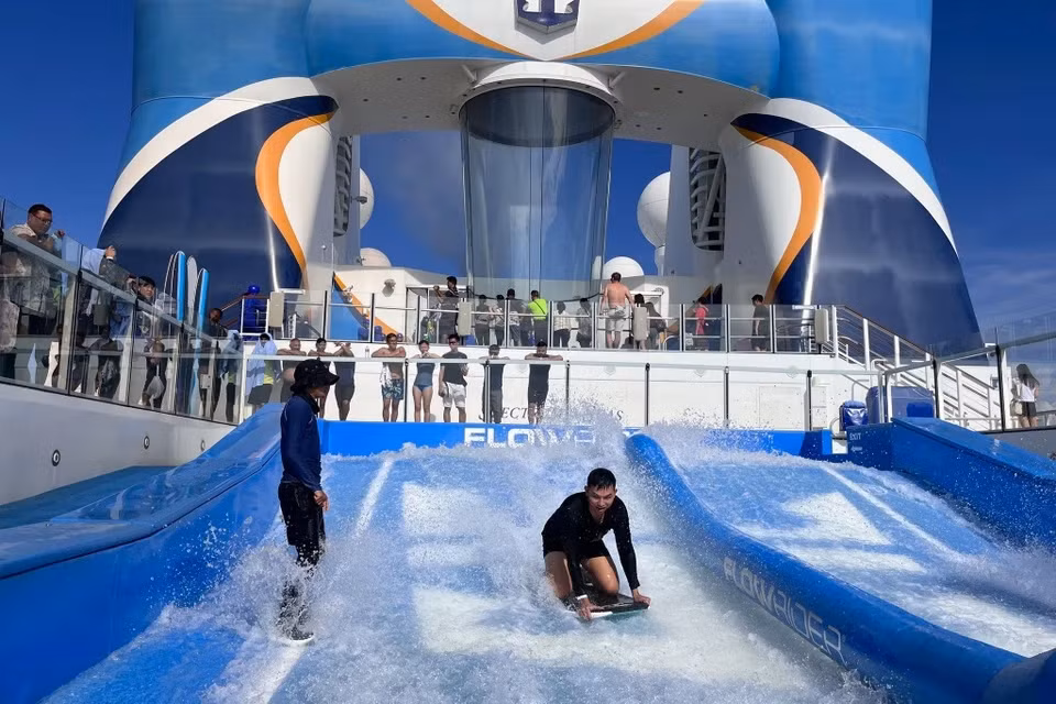 Khach Viet chi tien trieu sang Singapore trai nghiem sieu du thuyen-Hinh-8