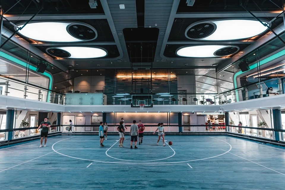 Khach Viet chi tien trieu sang Singapore trai nghiem sieu du thuyen-Hinh-4