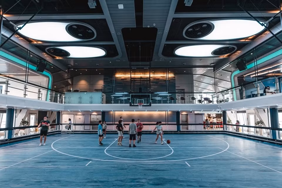 Khach Viet chi tien trieu sang Singapore trai nghiem sieu du thuyen-Hinh-4