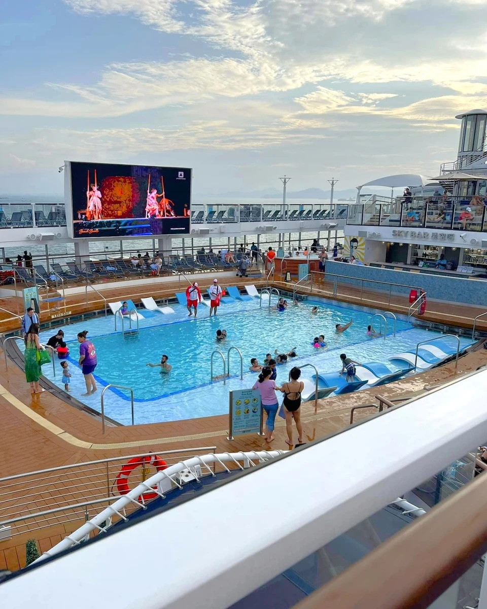 Khach Viet chi tien trieu sang Singapore trai nghiem sieu du thuyen-Hinh-10