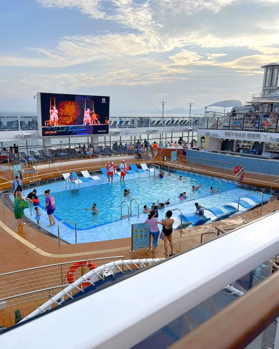 Khach Viet chi tien trieu sang Singapore trai nghiem sieu du thuyen-Hinh-10