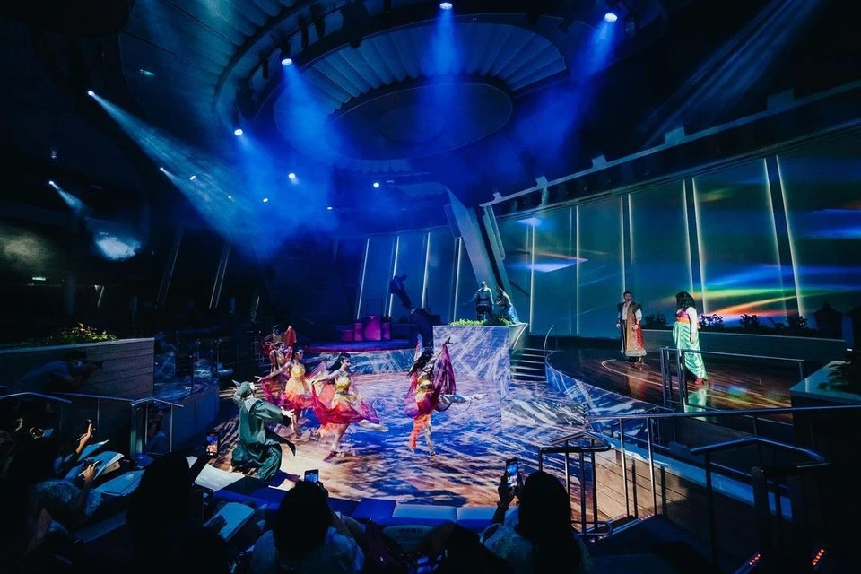 Khach Viet chi tien trieu sang Singapore trai nghiem sieu du thuyen-Hinh-3