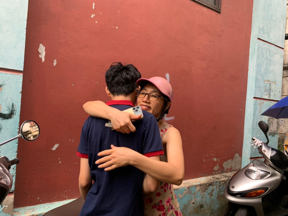 Là cái ôm thật chặt và bảo: "Cứ bình tĩnh con nhé". Ảnh: Đỗ Hợp