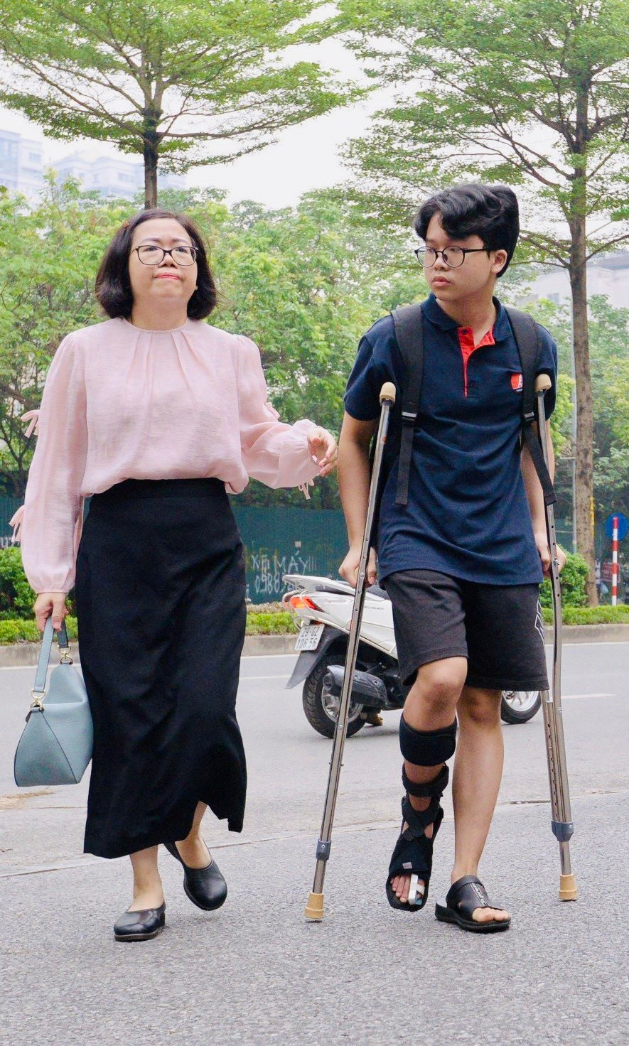 br/> Là mẹ đưa con đến trường thi