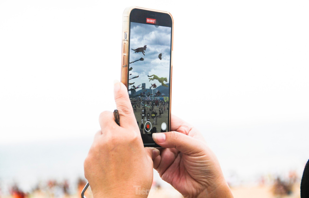 Các loại diều phong phú về kiểu dáng, kích thước, có cả những con diều phát sáng về đêm. Ảnh: Trương Định.