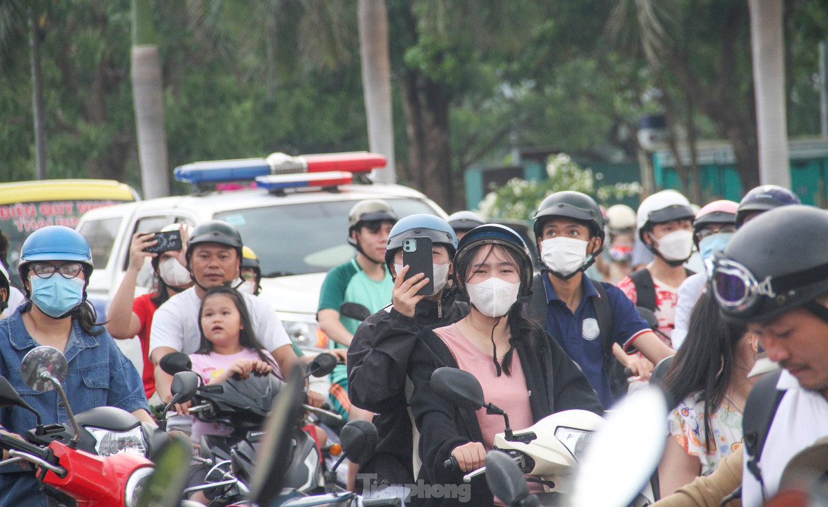 Người dân đi đường cũng thích thú ghi lại những hình ảnh đẹp về những con diều. Ảnh: Trương Định.