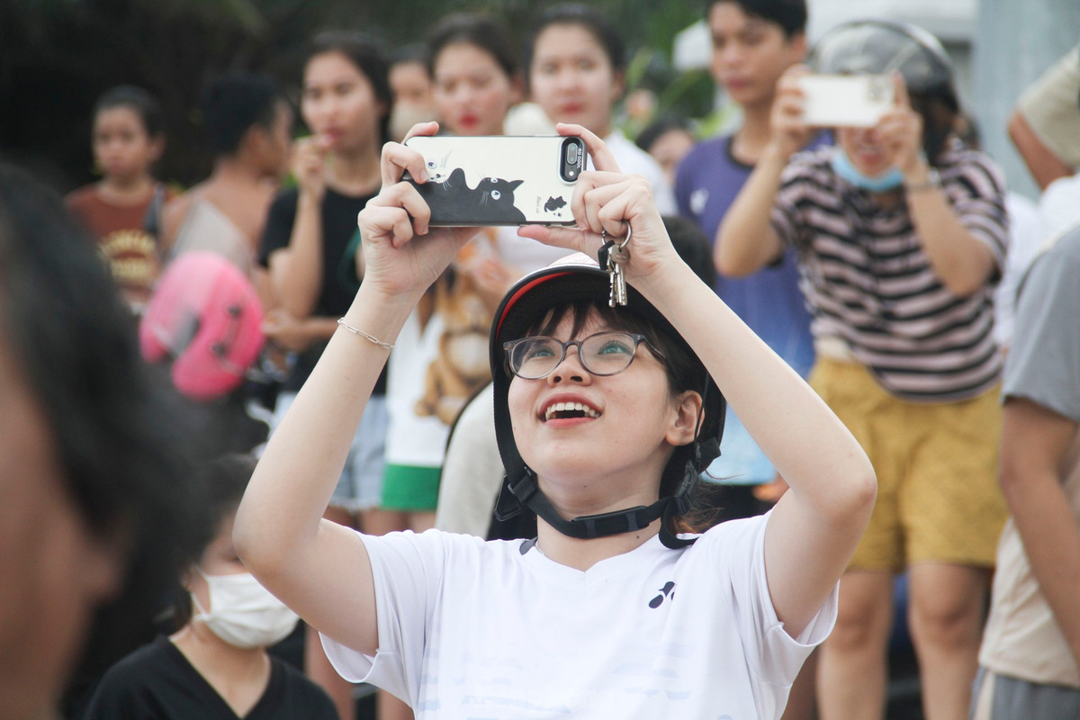 Người dân, du khách thích thú xem và ghi lại những hình ảnh đẹp. Ảnh: Trương Định.