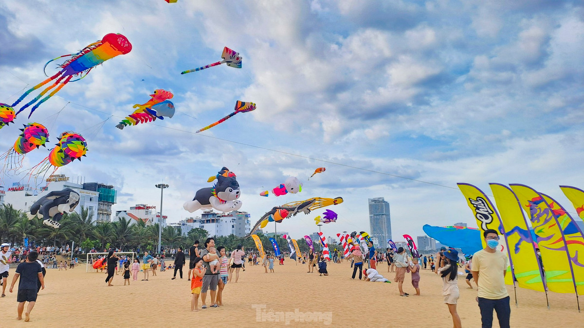 Đây là Liên hoan diều nghệ thuật Quy Nhơn - Bình Định năm 2024, do UBND TP. Quy Nhơn tổ chức. Ảnh: Trương Định.