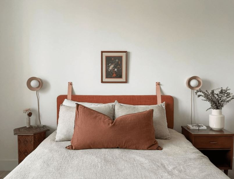 Thứ nữa, gối tựa có thể tiềm ẩn một số sinh vật gây bệnh, bọ, bụi bẩn. Nếu hít phải những thứ này vào mũi hay miệng thì đều dễ dẫn đến những vấn đề về khí quản. Cuối cùng, nhiều đồ linh tinh trên giường còn tạo thành áp lực tâm lý, đồng thời chiếm không gian khiến bạn cảm thấy ngủ không được thoải mái.