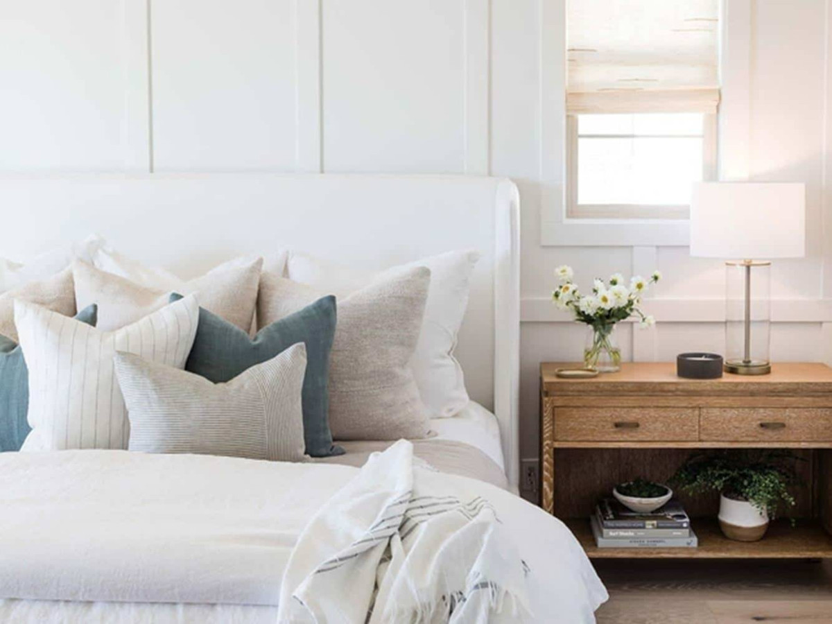 Gối tựa: Có người thích để gối tựa đầu giường, khi đi ngủ thì dồn đống sang 1 bên. Tuy nhiên, như vậy sẽ không tốt vì ảnh hưởng đến đốt sống cổ và giấc ngủ. Trước tiên, độ cao của gối đầu thích hợp nhất là 10-12mm mà gối tựa và gối đầu dồn đống lại thì sẽ tăng độ cao lên rất nhiều.