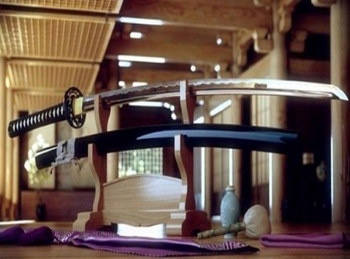 Không để dao, kiếm trong phòng ngủ: Dao kiếm cũng là một trong những đồ vật có nguy cơ gây tai nạn cao không nên để trong phòng ngủ. Nhiều người có sở thích sưu tầm dao, kiếm và coi đó là một thú vui của cuộc sống, thậm chí để thỏa ý thích họ còn bày chúng trong phòng ngủ để “tiện ngắm”.