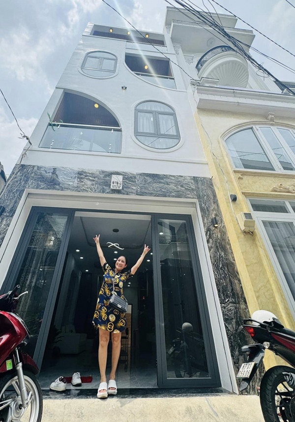 Sau đó để cải thiện kinh tế gia đình, MC Cát Tường đã quay lại nhận show, chăm chỉ kiếm thêm thu nhập. Và năm 2013 thực sự là năm thành công khi nữ MC nhận lời dẫn chương trình cho show "Bạn muốn hẹn hò". Đây được xem là nguồn thu nhập chính của chị trong thời điểm ấy.