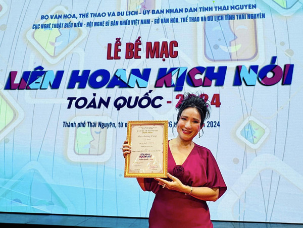 Mới đây, MC Cát Tường nhận được "trái ngọt" trong nghề khi cùng đồng nghiệp Đào Vân Anh giành huy chương vàng vở 'Hai người mẹ', tại Liên hoan Sân khấu Kịch nói Toàn quốc tổ chức ở Thái Nguyên mới đây. MC Cát Tường cho biết chị mới bay ra miền Bắc, dự lễ bế mạc Liên hoan Sân khấu Kịch nói Toàn quốc 2024, tối 26/6. Chị vỡ òa hạnh phúc khi được ban tổ chức trao chứng nhận đạt huy chương vàng do Bộ Văn hóa Thể thao và Du lịch cấp, với vai má Tư trong vở kịch "Hai người mẹ". Nghệ sĩ Đào Vân Anh - bạn diễn của Cát Tường - cũng nhận huy chương vàng vai diễn má Sáu.