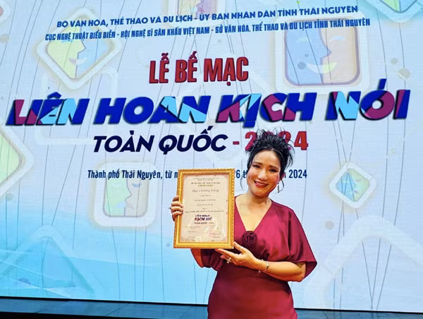 Mới đây, MC Cát Tường nhận được "trái ngọt" trong nghề khi cùng đồng nghiệp Đào Vân Anh giành huy chương vàng vở 'Hai người mẹ', tại Liên hoan Sân khấu Kịch nói Toàn quốc tổ chức ở Thái Nguyên mới đây. MC Cát Tường cho biết chị mới bay ra miền Bắc, dự lễ bế mạc Liên hoan Sân khấu Kịch nói Toàn quốc 2024, tối 26/6. Chị vỡ òa hạnh phúc khi được ban tổ chức trao chứng nhận đạt huy chương vàng do Bộ Văn hóa Thể thao và Du lịch cấp, với vai má Tư trong vở kịch "Hai người mẹ". Nghệ sĩ Đào Vân Anh - bạn diễn của Cát Tường - cũng nhận huy chương vàng vai diễn má Sáu.