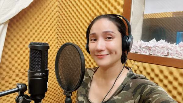 Khi chia tay chồng, MC Cát Tường nuôi cô con gái duy nhất của hai người. Cuộc sống của chị gặp nhiều khó khăn, gia cảnh nghèo khó. Nữ MC sinh năm 1977 từng tâm sự tuy rằng làm mẹ nhưng chị không thích trẻ con và cho rằng bản thân không phải người mẹ tốt. Nữ MC kể: "Tôi sinh con khi tuổi còn quá trẻ, tình cảm lại không như ý nguyện nên không thể toàn tâm toàn ý chăm sóc con. Tôi ngại thay tã, tắm rửa và cho con ăn. Mẹ tôi mới là người chăm sóc tốt nhất cho con gái".