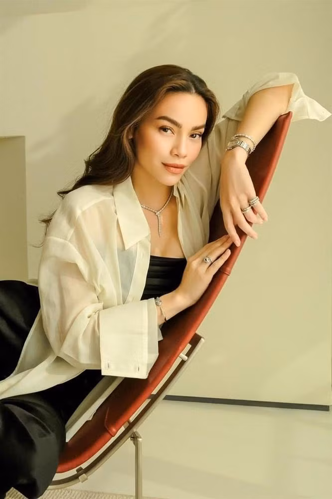 Hoa hau, my nhan Viet cong khai livestream ban hang chot tien ty-Hinh-3