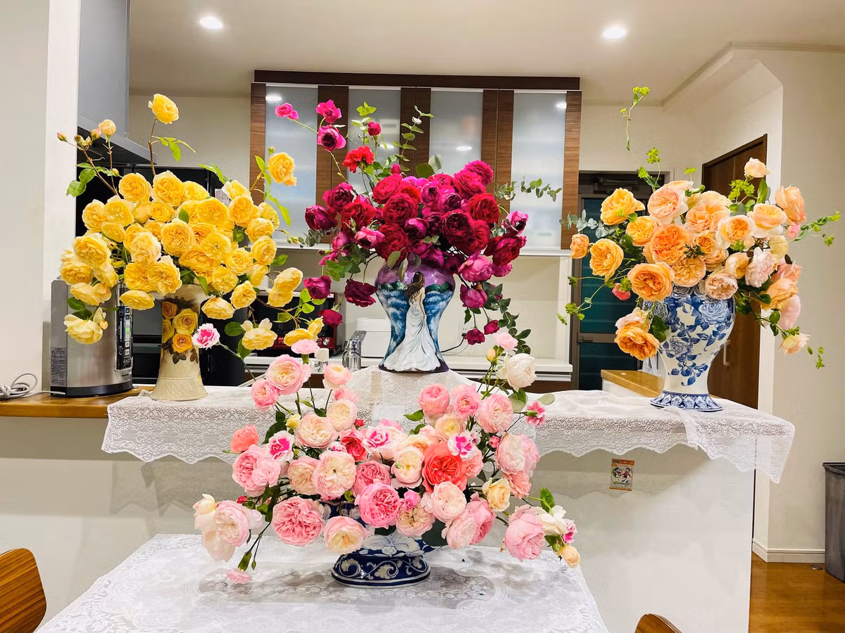 Ngoi nha chua lanh, quanh nam thom nuc mui hoa hong-Hinh-14