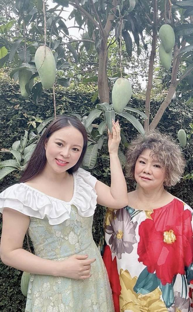 br/> Ngoài dàn hoa tím, NSND Thanh Hoa và cô học trò còn thích thú ghi lại kỷ niệm bên cây xoài sai trĩu quả trong vườn.