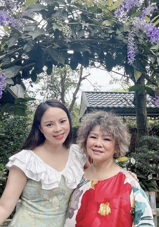 br/> Mới đây, nữ nghệ sĩ cũng chia sẻ được học trò Hương Huệ lên thăm: "Hai cô trò hân hoan như đi trẩy hội. Chụp cùng các bạn hoa quả vườn nhà".
