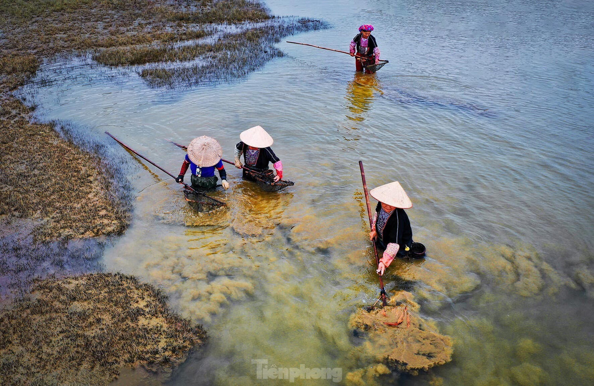 Ngoài ra, bảo vệ và phát huy giá trị mặt nước hồ Thác Bà, hệ thống các đảo trong lòng hồ, các hang động tự nhiên, cảnh quan ruộng bậc thang đặc trưng; các làng, bản dân tộc truyền thống và điểm danh thắng hấp dẫn trong Khu du lịch quốc gia hồ Thác Bà.