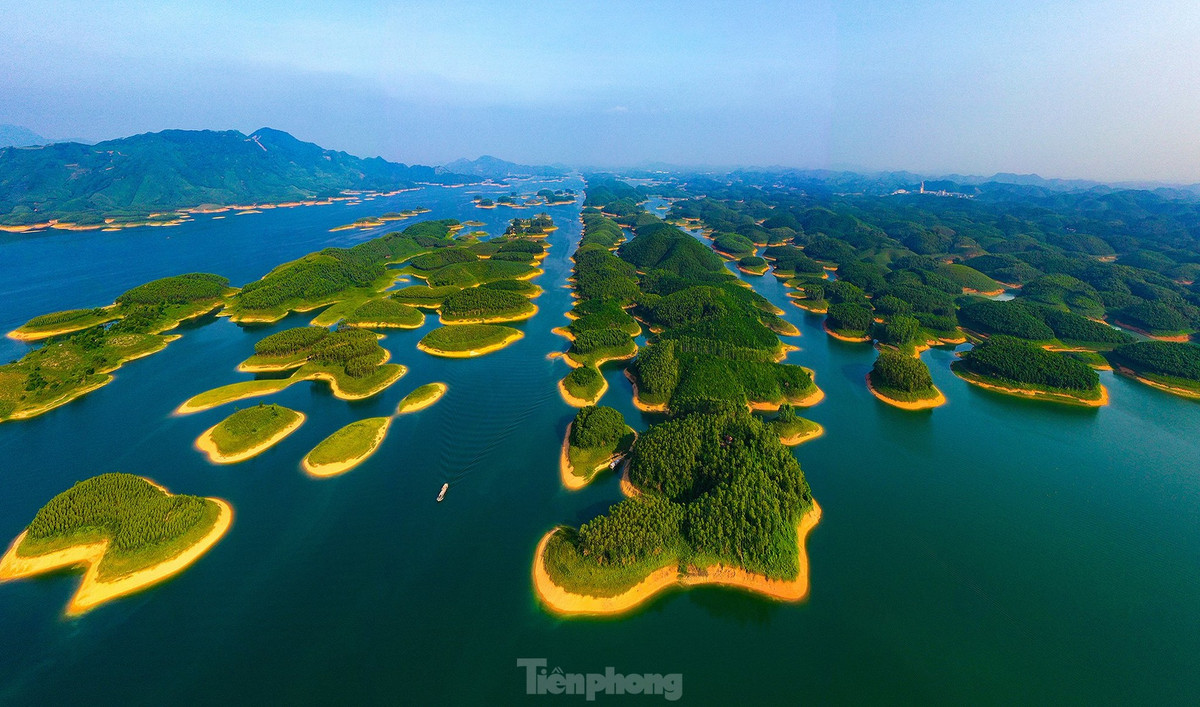 Đây là một trong ba hồ nước nhân tạo lớn nhất Việt Nam, được ví như "vịnh Hạ Long" trên núi cao của vùng Tây Bắc với hơn 1.300 đảo lớn nhỏ.