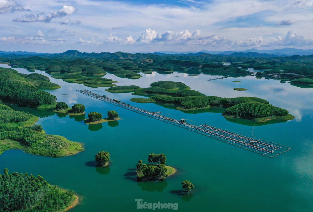 Năm 1996, hồ Thác Bà đã được công nhận là Di tích lịch sử danh thắng quốc gia và định hướng quy hoạch xây dựng hồ Thác Bà thành khu du lịch hấp dẫn.