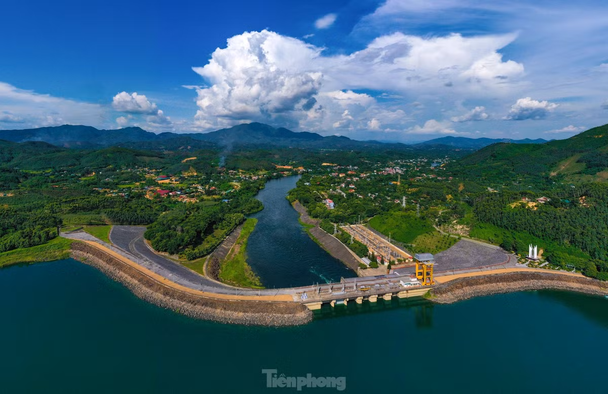 Hồ Thác Bà được hình thành khi xây dựng Nhà máy thủy điện Thác Bà từ những năm 1962. Được bao quanh bởi những ngọn núi xanh tươi cùng hệ thống hang động đẹp ẩn sâu trong lòng những dãy núi đá vôi. Nơi đây hiện là điểm du lịch hấp dẫn du khách gần xa.