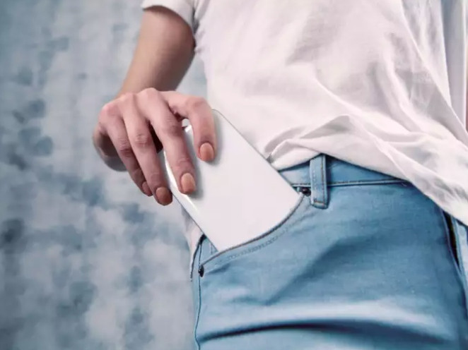 Thói quen sử dụng điện thoại có ảnh hưởng đến tinh trùng? Bạn thường nhét điện thoại vào túi quần trước, đây là thói quen cần thay đổi. Bởi nhiều nghiên cứu cho rằng, việc tiếp xúc kéo dài với bức xạ điện từ phát ra từ điện thoại, đặc biệt là khi được cất giữ gần các cơ quan sinh sản, có thể gây hại cho sức khỏe tinh trùng.