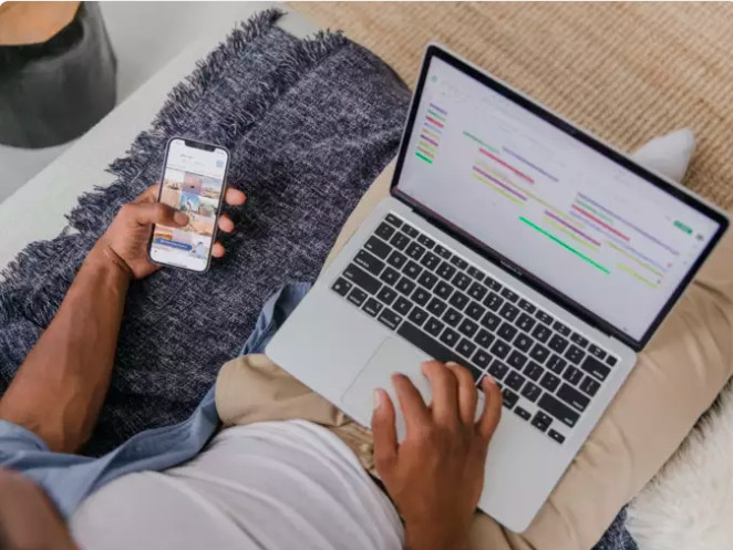 Thói quen sai khi làm việc trên máy xách tay: Làm việc trên máy tính xách tay mà lại có thói quen đặt nó trên đùi sẽ gây ra tác hại khôn lường cho khả năng sinh sản của bạn.