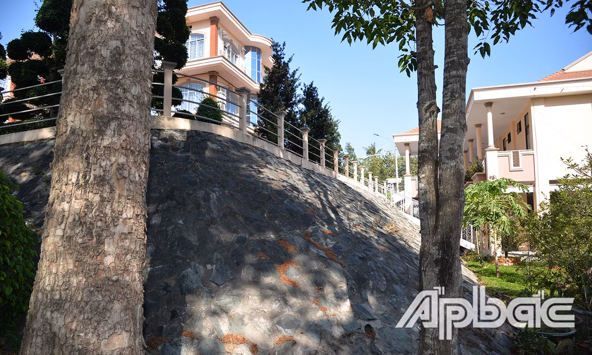 Di tich noi tieng Tien Giang, xay bang loai gach co hinh vuong