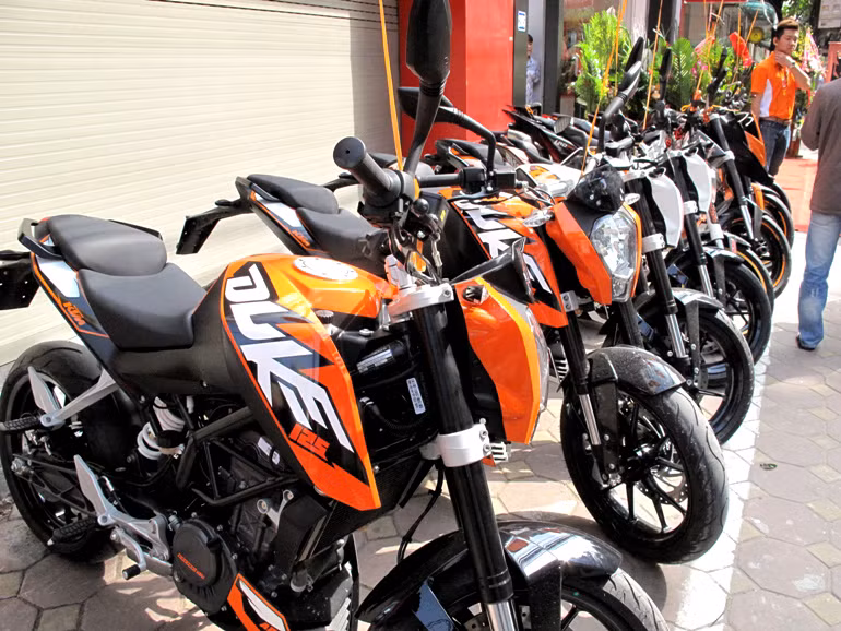 Thành viên các CLB mô tô tụ hội về phố Đội Cấn để cùng tham dự lễ khai trương của một showroom chuyên bán dòng xe mô tô phân khối lớn KTM.