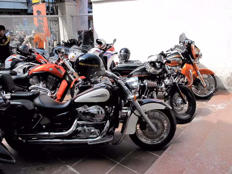 Hàng chục chiếc mô tô phân khối lớn bất ngờ tụ hội trên phố Đội Cấn, Hà Nội sáng 20/10 khiến người dân trầm trồ.