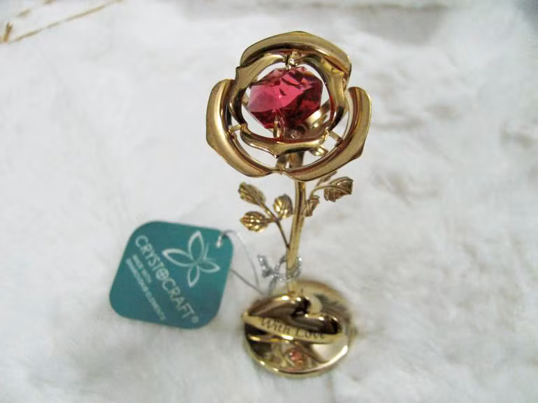 Ngoài ra, còn nhiều sản phẩm khác được làm từ vàng 24K cũng khá hút khách trên thị trường.