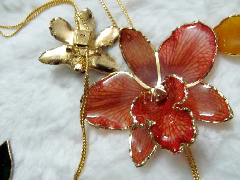 Sản phẩm được chế tạo để làm dây đeo cổ hoặc có thể làm hoa cài áo. Dây đeo cũng được mạ vàng 18K, có độ bền ít nhất từ 3 - 5 năm. Tùy theo kích cỡ, mỗi bông hoa tươi mạ vàng có giá từ 850.000 đồng - 1,7 triệu đồng.