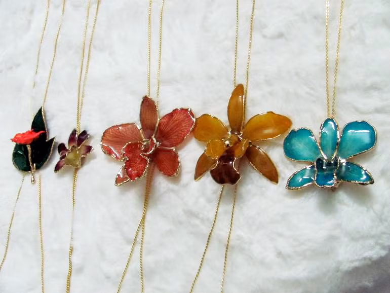 Hoa tươi mạ vàng đang gây "sốt" trên thị trường quà tặng 20/10 khi chỉ có 50 bông được bán trên toàn quốc.