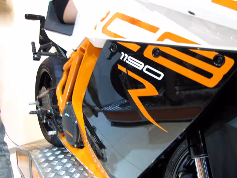 Khối động cơ V2 trên KTM RC8R có dung tích 1.195 phân khối, làm mát bằng dung dịch cho công suất lên đến 173 mã lực tại vòng tua máy 10.250 vòng/phút, mô-men xoắn cực đại 127 Nm tại vòng tua máy 8.000 vòng/phút. Hệ thống đánh lửa kép và phun xăng điện tử cùng hộp số 6 cấp.