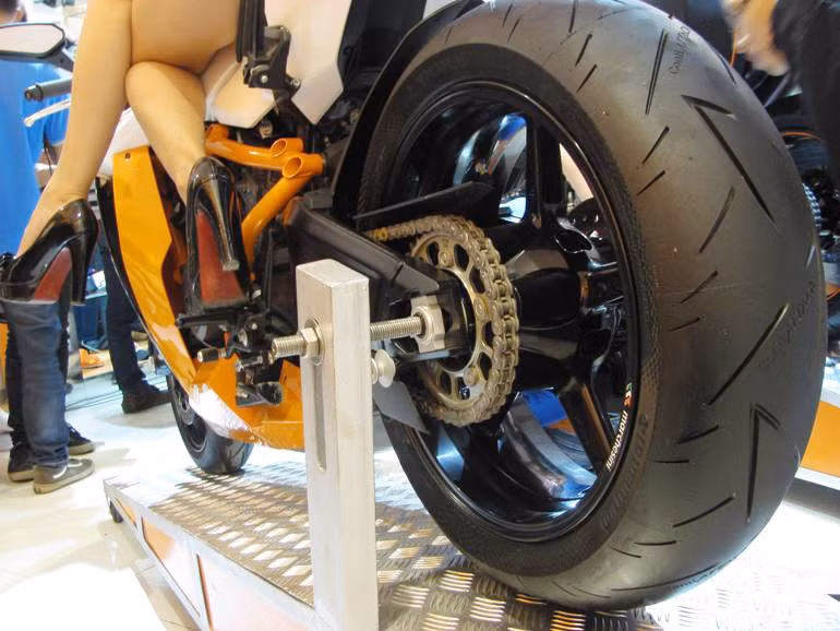 Giảm xóc sau được cài đặt cho chế độ vận hành ở tốc độ thấp và cao, ngoài chế độ do tự người sử dụng điều chỉnh.