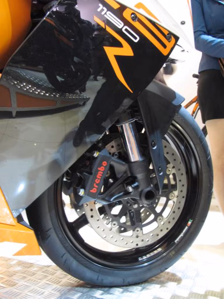 Xe được trang bị nhiều phụ tùng hàng hiệu nổi tiếng như cặp niềng Marchesini kiểu 5 chấu thể thao, cụm thắng đĩa Brembo trên cả bánh trước và sau, giảm xóc trước hành trình ngược up-side-down, giảm xóc sang dạng trụ đơn.