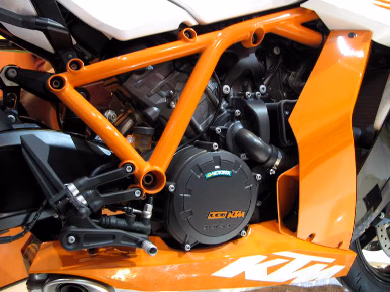 Hệ thống khung sườn bằng thép ống của RC 8 R ôm trọn khối động cơ, gắp sau nối với hệ thống sườn xe bởi cây giảm xóc trụ đơn WP và cụm càng sau có thể điều chỉnh bởi cách ngồi và trọng lượng của người lái.