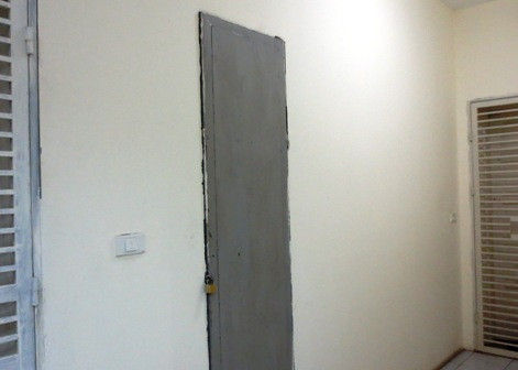 Cửa xả rác khóa kín. Ảnh chụp chiều 29/10. Ảnh: M.T