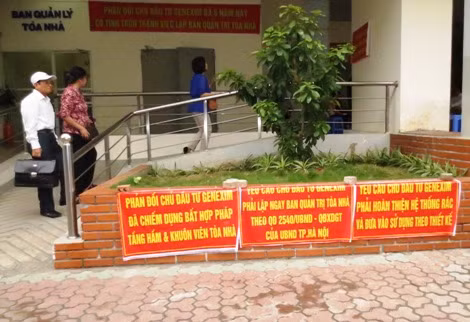 Băng rôn, biểu ngữ treo khắp nơi trong tòa nhà