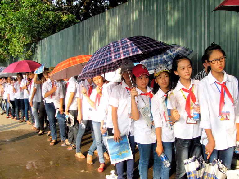 Hơn 45 thầy cô giáo cùng các em học sinh của trường THCS Chu Văn An, Thái Nguyên lặn lội tới viếng Đại tướng.