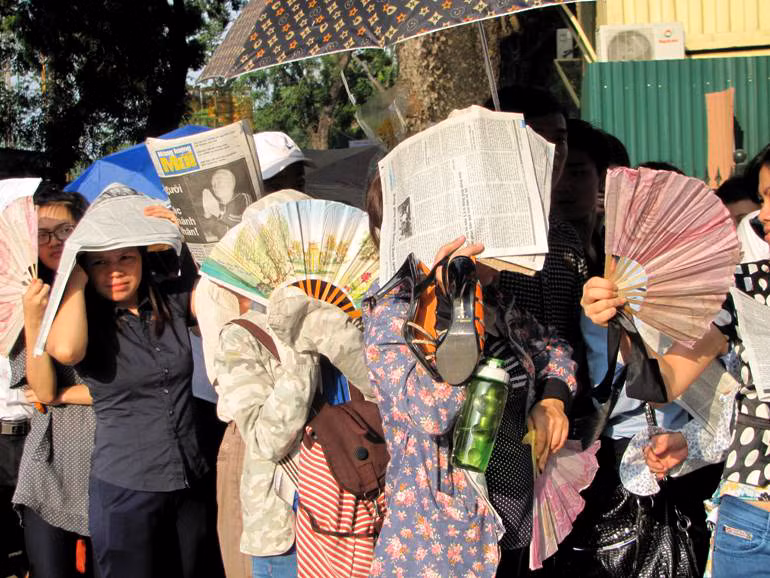 Trong ngày cuối cùng, hàng trăm người xếp hàng, chịu nắng vào viếng. Nhiều người bị ngất xỉu vì say nắng.