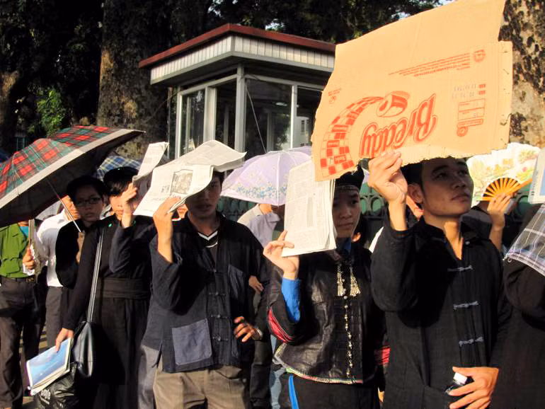 Một đoàn người dân tộc Tày, Nùng từ Cao Bằng đi ô tô xuống Hà Nội từ đêm 9/10 cũng xếp hàng nhiều tiếng đồng hồ để được vào viếng Đại tướng.