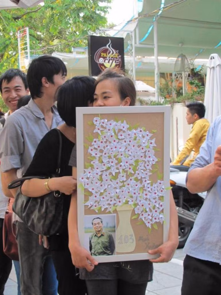 Một người dân tự tay làm bức tranh gắn 103 bông hoa trắng, tượng trưng cho 103 mùa xuân của Đại tướng.