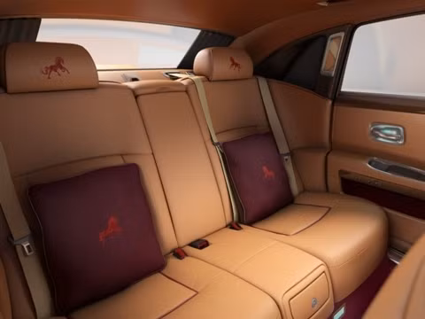 Các chi tiết thêu hình ngựa trên điểm tựa đầu và gối đệm.