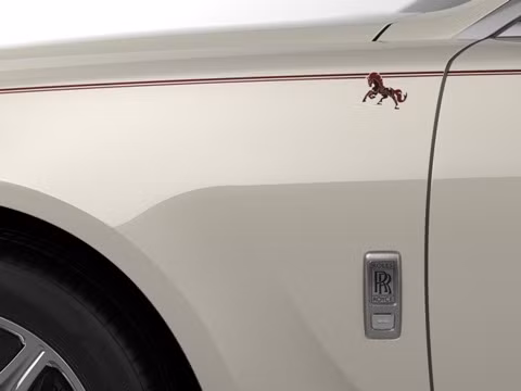 Ghost Phi Mã với hình ảnh chú ngựa xuất hiện trên đường kẻ đôi ở gờ nổi dọc thân xe.