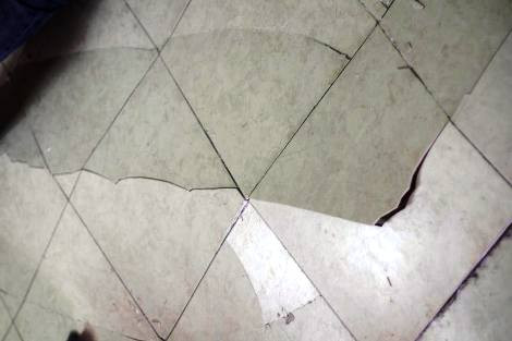 Nền nhà tự bung, vỡ như ma làm tại căn hộ nhà anh L. hôm 13/10.